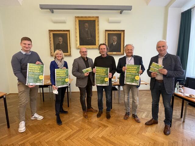 Helmut Leitenberger, Hans Georg Zach, Hans Assinger, Helga Sams, Sepp Ferk und Julian Gigler (v.r.) laden zur großen Sommernachtskonzert. | Foto: © Waltraud Fischer