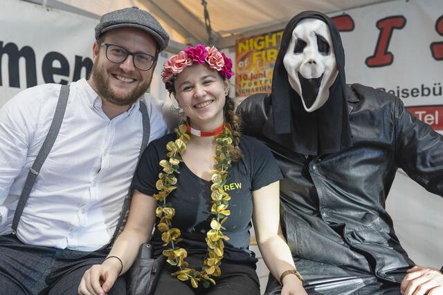 Christian, Lea und Martin kamen maskiert zum Maskendancing.