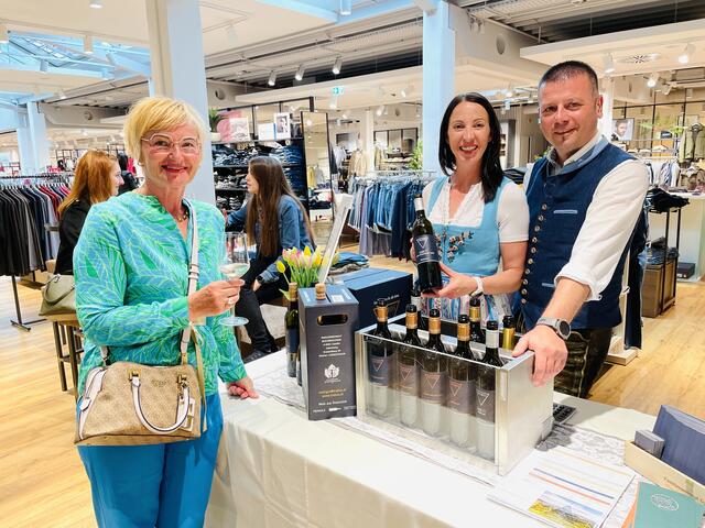 Das Familienweingut Trabos wurde bei Mode Roth auch von Erika besucht.  | Foto: Brigitte Gady