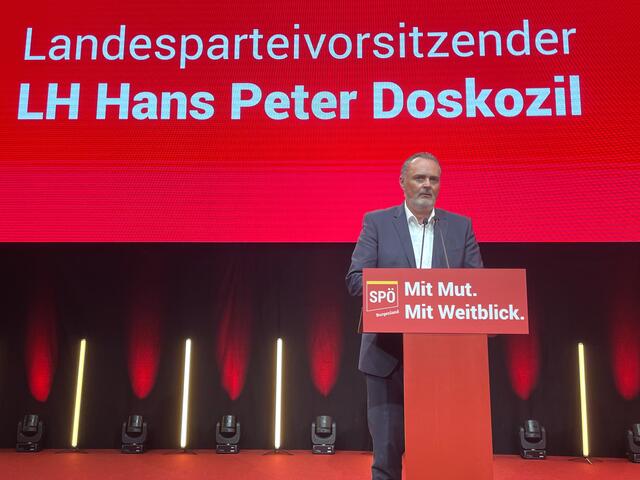 Hans Peter Doskozil zeigte sich von der guten Stimmung in der Messehalle Oberwart „überwältigt“. | Foto: Uchann