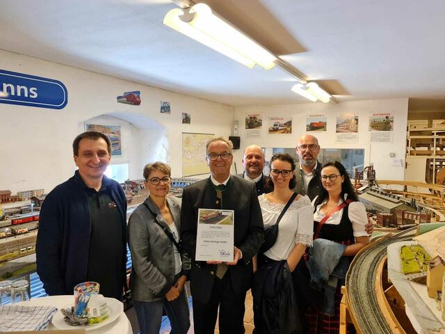 Urkundenüberreichung - v.l.n.r.: Modellbahnclub Obmann Walter List, Klaudia Zeitlinger, Altbürgermeister Robert Zeitlinger, Bürgermeister Bernd Schützeneder, Margot Schützeneder, Vizebürgermeister Wolfgang Spat, Birgit Spat
 | Foto: Modellbahnclub St. Florian