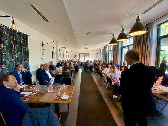 Bei einem gemeinsamen Frühstück wurde debattiert. | Foto: WKO