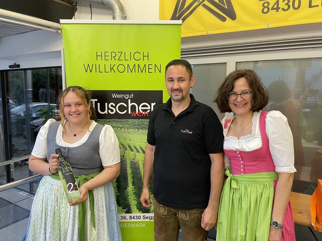 Dietmar Tuscher mit seiner Tochter sowie seiner Schwester Maria die alle Hände voll zu tun hatten. | Foto: Brigitte Gady