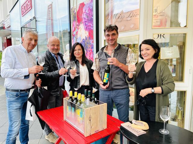 Karl Menhart servierte seine Weine bei der Parfumerie Götz.  | Foto: Brigitte Gady