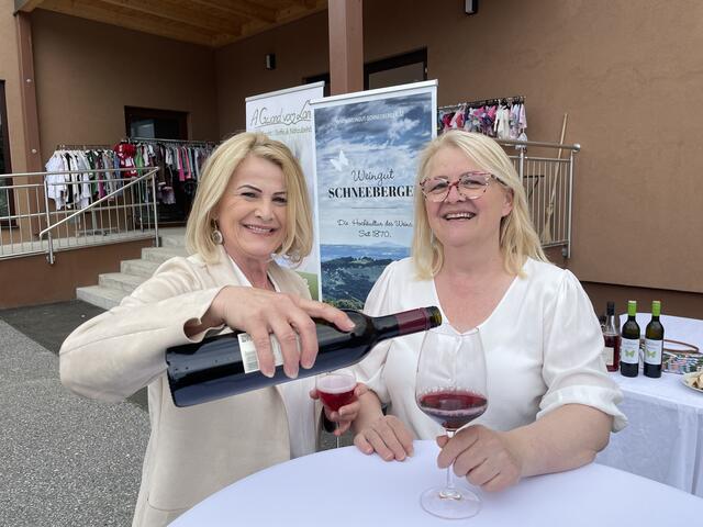 "A Gwond vom Land": Gabi Zach schenkt Chefin Herta Lösch ein Glaserl ein. | Foto: Waltraud Fischer