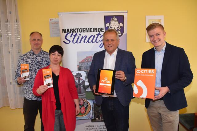 Vor dem Start der Gemeinde-App: "Cities"-Entwickler Sebastian Thier, Bgm. Andreas Grandits, Gemeindemitarbeiterin Sandra Stipsits, Amtmann Franz Kirisits (von rechts). | Foto: Martin Wurglits