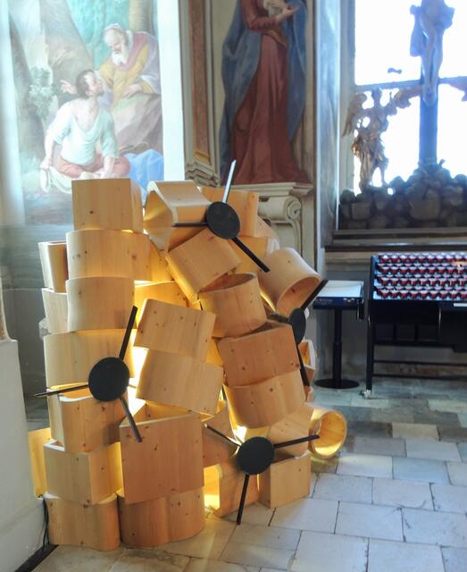 Der Künstler Werner Schimpl umhüllte das Taufbecken in der Basilika mit der Installation „Sicherheiten – sich erheitern“. | Foto: Monika Wilfurth