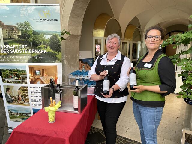 Elfriede Ratz und Christa Lieb vom Schloss Seggau servierten bei Schmuck Ulli bischöfliche Weine. | Foto: Brigitte Gady