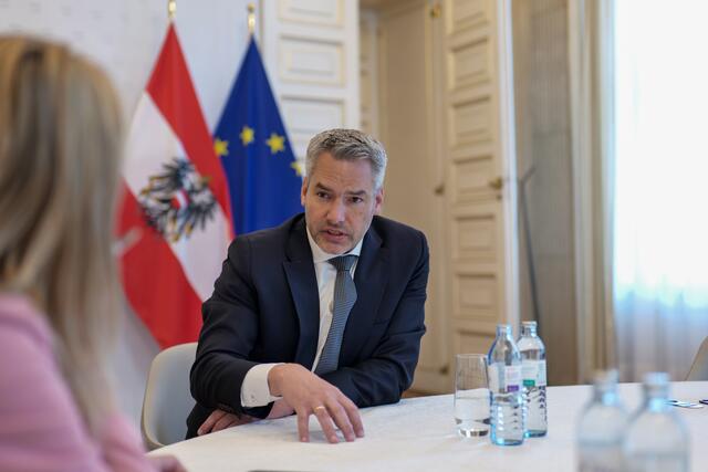 Karl Nehammer im Gespräch über verpflichtenden Ausstieg aus Gasheizung. | Foto: Markus Spitzauer