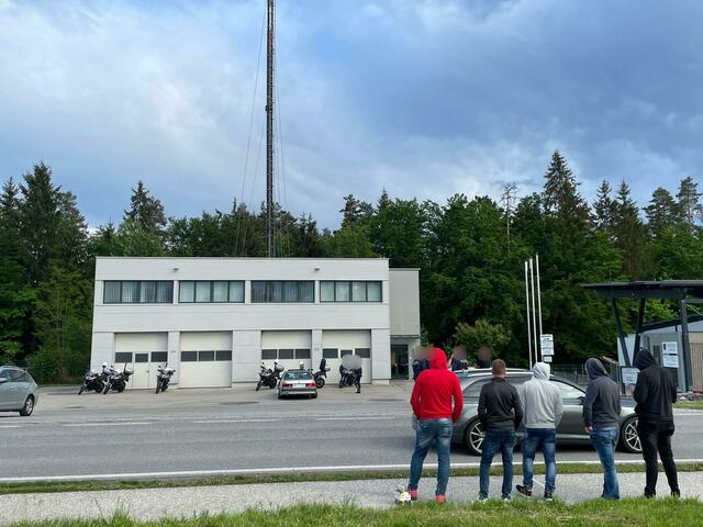 Schaulustige beobachten die Szenerie am Kontrollplatz. | Foto: MeinBezirk.at
