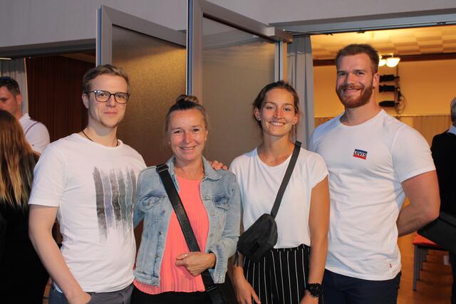 Elisabeth Müller mit den Söhnen Oliver und Tobias und Freundin Johanna Kirchner stand selbst schon auf der Bühne