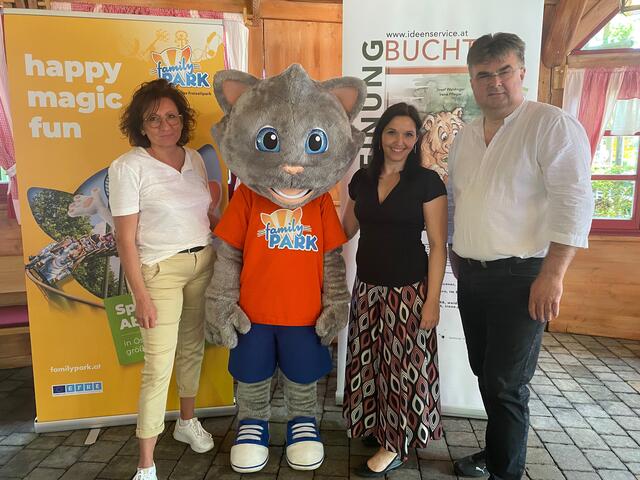 Irene Pfleger, Lisa Wagner-Körmedi &amp; Josef Weidinger mit Maskottchen Filipo | Foto: Jennifer Flechl