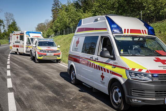 Die beiden Lenker wurden bei dem Unfall am Freitag, 13 Mai 2022 in Polling, Bezirk Braunau, leicht verletzt. Bei beiden Autos entstand Totalschaden.