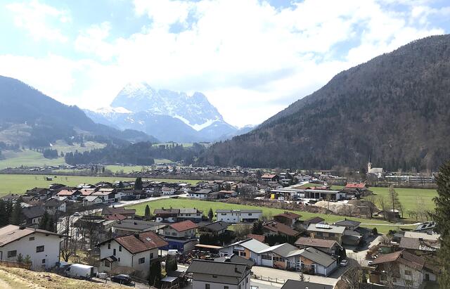 Ablagerungen in Gasteig (Ortsteil von Kirchdorf, im Bild Kirchdorf gegen Wilder Kaiser).