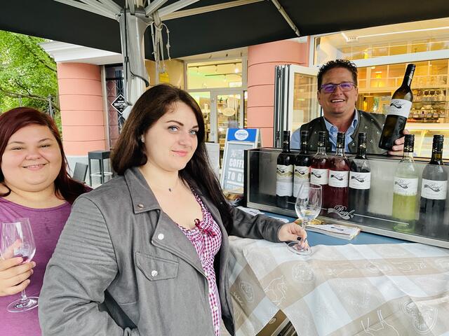 Seppi Pugl trotze dem Regen und schenkte bei der Bäckerei &amp; Konditorei Hubmann am Hauptplatz aus. | Foto: Brigitte Gady