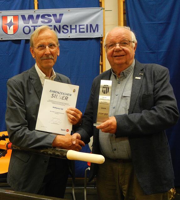 Wolfgang Sigl wurde für seine Jahrzehnte lange Tätigkeit beim WSV Ottensheim mit dem Silbernen Landes Sport Ehrenzeichen geehrt.