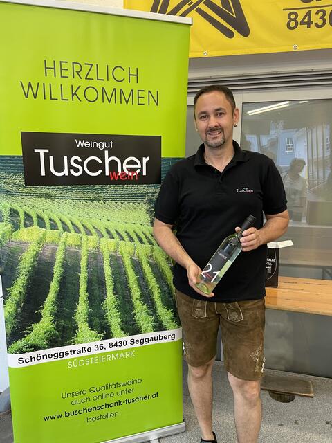 Dietmar Tuscher vom Weingut Tuscher am Seggauberg kredenzte seine Weine bei Sport Überbacher.  | Foto: Brigitte Gady