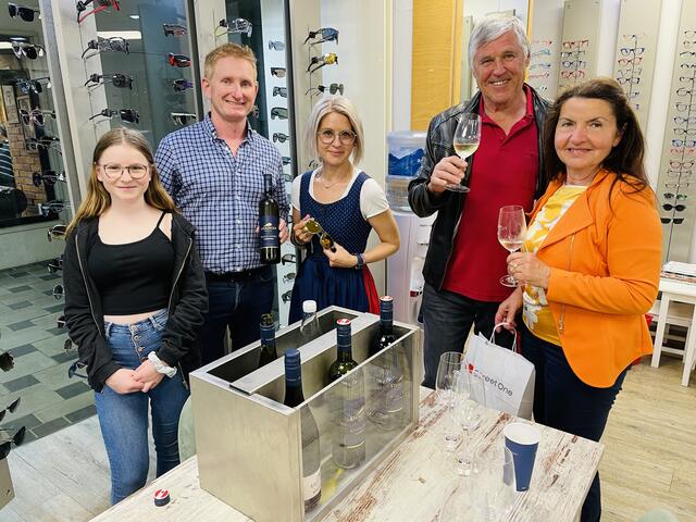 Das Weingut Kieslinger war bei Optik Lederhaas zu Gast, Peter Kieslinger wurde von seiner zauberhaften Tochter Sofie tatkräftig unterstützt.  | Foto: Brigitte Gady