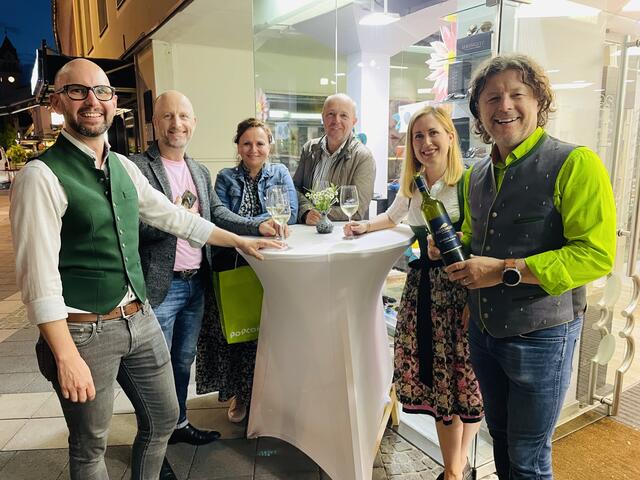 Günther Lederhaas mit seiner Sabrina sowie treuen Kund:innen und seinem Augenoptikmeister Philip Straus. | Foto: Brigitte Gady