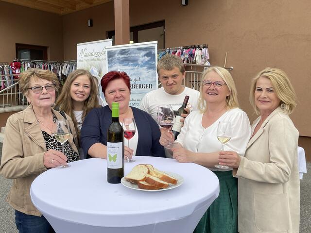Prost auf einen gelungenen Abend bei "A Gwond vom Land" in Kaindorf. | Foto: Waltraud Fischer