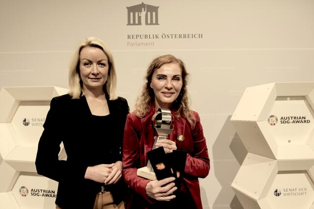 Austrian SDG Award in der Kategorie "für & mit Jugend" für Orange Feder Initiative, SAtille Post 25/11. x365
Bundeskanzleramt Vertretung, Tatjana Christelbauer | Foto: ©Parlamentsdirektion/Thomas Jantzen