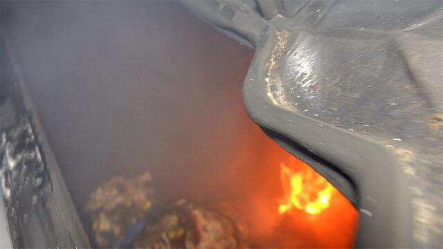 Aus bislang unbekannter Ursache dürfte es dabei zu einer Verpuffung und in weiterer Folge zum Hochschießen einer Feuersäule gekommen sein.