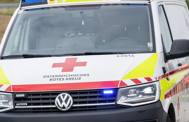 Der Notarzt versorgte den 35-jährigen Mopedlenker aus dem Bezirk Ried noch vor Ort nach dem Unfall in St. Martin. Dann wurde er ins Krankenhaus gebracht.