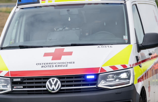 Der Notarzt versorgte den 35-jährigen Mopedlenker aus dem Bezirk Ried noch vor Ort nach dem Unfall in St. Martin. Dann wurde er ins Krankenhaus gebracht.  | Foto: Symbolfoto Fotokerschi.at