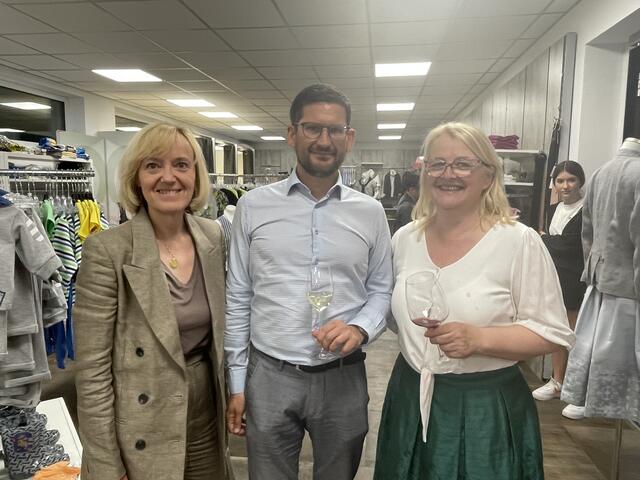 "A Gwond vom Land"-Chefin Herta Lösch (r.) mit Vizebgm. Helga Sams und GR Michael Leitgeb. | Foto: Waltraud Fischer