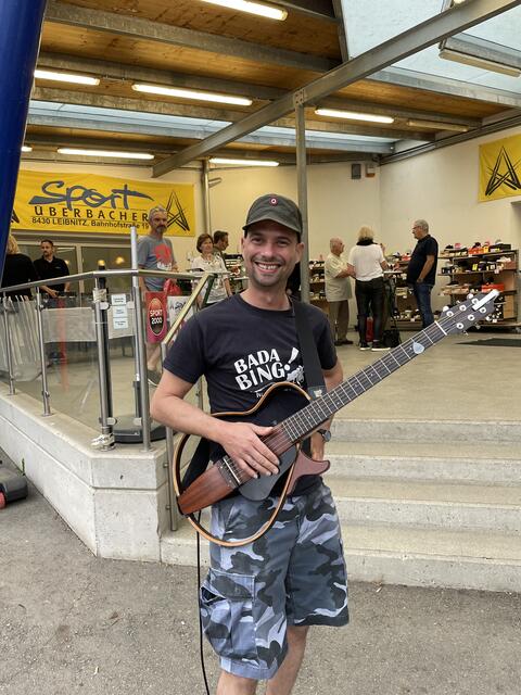 Musiker Gernot Fraiss sorgte für beste Stimmung quer durch die Leibnitzer Innenstadt. | Foto: Brigitte Gady