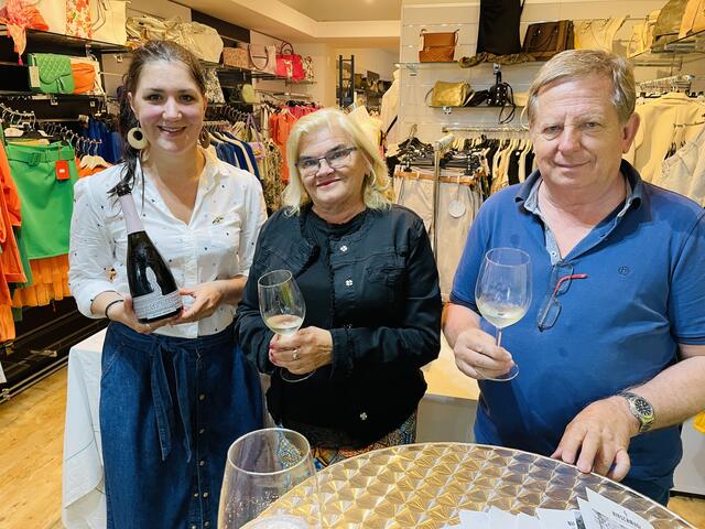 Weingut Hirschmugl offerierte seine preisgekrönten Bio Weine bei Diana Mode und Accesoires.  | Foto: Brigitte Gady