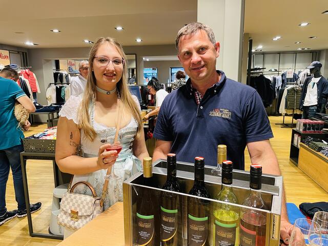Das Weingut Schneiderannerl hatte im s.Oliver Store Leibnitz seine Weine zur Verkostung parat.  | Foto: Brigitte Gady