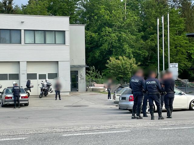 Rechts beratschlagt sich die Polizei, links ist ein BMW aus Slowenien sein Kennzeichen vorerst los. | Foto: MeinBezirk.at