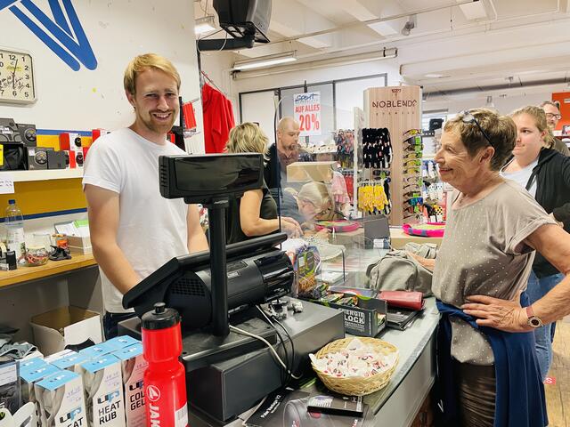 Oliver Überbacher ist gut gelaunt denn zahlreiche Kund:innen haben das Geschäft gestürmt. | Foto: Brigitte Gady