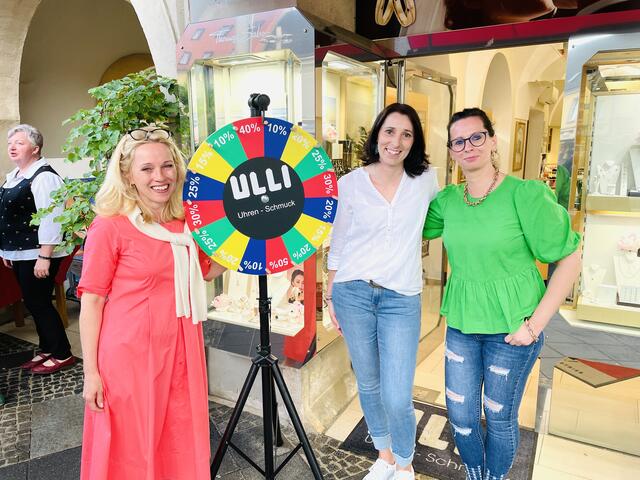 Andrea Raunjak mit ihren beiden Perlen vorm Glücksrad. | Foto: Brigitte Gady