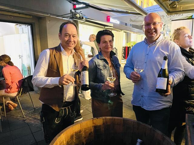 Bei Gerald Liebminger war Peter Masser mit seinen ausgezeichneten Weinen zu Gast.  | Foto: Brigitte Gady