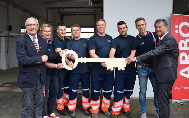 Offizielle Schlüsselübergabe an Daniel Schreiner und sein Team durch Präsidenten der ARBÖ-Landesorganisation Steiermark Klaus Eichberger (l.) und Präsident der ARBÖ Bundesorganisation Peter Rezar (r.).
 | Foto: Josef Strohmeier