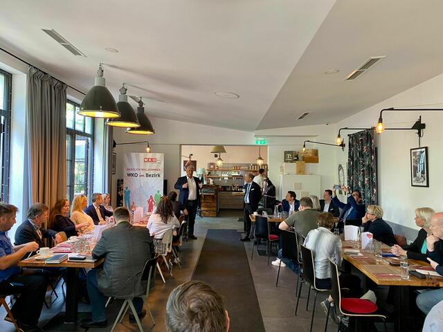 Für viele Betriebe an der Peripherie sei es schwer geworden Personal zu finden, betonten anwesende Vertreter aus der Wirtschaft. | Foto: WKO