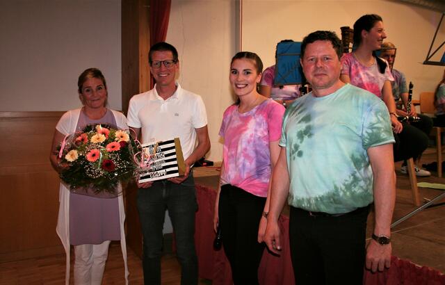 Volksschuldirektorin Renate Murauer und Lehrer Christoph Kathrein mit den Verantwortlichen der Musikkapelle Telfes Jugendreferentin Magdalena Lacher und Kapellmeister Andreas Töchterle.  | Foto: Michaela Mair