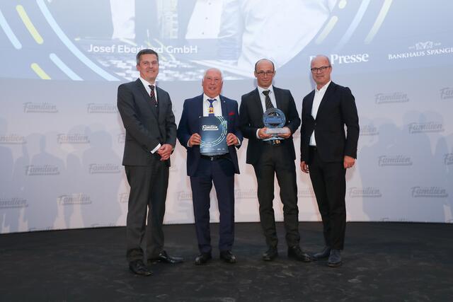 Markus Mair (r.), Vorstandsvorsitzender der Styria Media Group, übergab die Auszeichnung "Bestes Familienunternehmen" an GF Christoph Riegler, Seniorchef Josef Eberhard und GF Andreas Eberhard (v.l.). | Foto: Presse/Günther Peroutka
