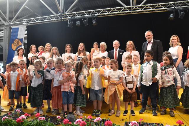 Der Kindergarten Großpetersdorf beging sein 100 Jahre Jubiläum - auch LH Hans Peter Doskozil und Bgm. Wolfgang Tauss feierten mit den Elementarpädagoginnen und Kindern mit.