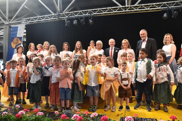 Der Kindergarten Großpetersdorf beging sein 100 Jahre Jubiläum - auch LH Hans Peter Doskozil und Bgm. Wolfgang Tauss feierten mit den Elementarpädagoginnen und Kindern mit. | Foto: Michael Strini