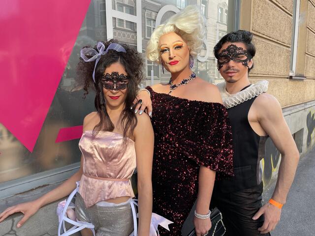 Die Drag Queen Gigi La Pajette mit Dafne (links) und Cassiano vom Salzburger Landestheater. | Foto: Lisa Gold