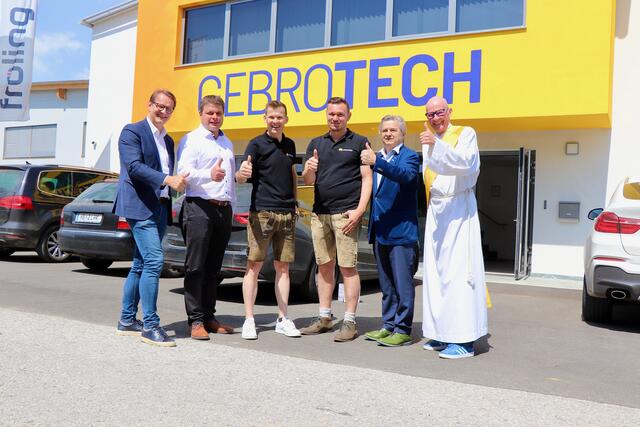 Die Gebro-Tech-Gründer Jürgen Gleichweit und Wolfgang Krausler im Kreis der prominenten Eröffnungsgäste. | Foto: Alfred Mayer