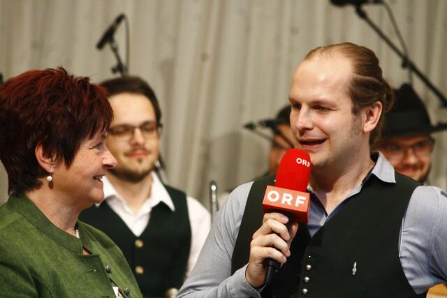 Marcus Weberhofer und das Team von "SUMT" waren diesmal zu Gast in Puch bei Weiz. Hier im Bild mit der Bürgermeisterin Gerlinde Schneider. | Foto: RegionalMedien Hofmüller
