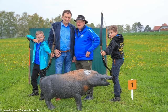 v.l.n.r.: Lukas Klaminger, Vzbgm. Anton Kogler, BSC Vorau Obmann Michael Lechner, Peter Pittermann  | Foto: Sämtliche Fotos von Markus Tobisch z.V.g