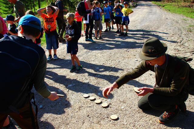 Verteilung der Namensschilder an die Volksschulkinder  | Foto: Martin Schöndorfer, 2022