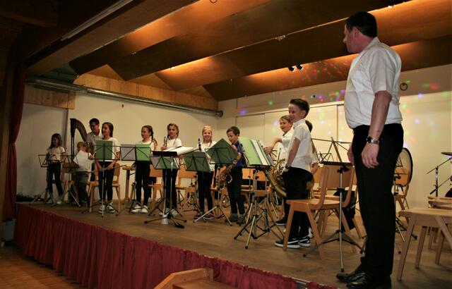 Töchterle probt jeden Freitag mit dem Volksschulorchester – das Ergebnis kann sich hören lassen.  | Foto: Michaela Mair