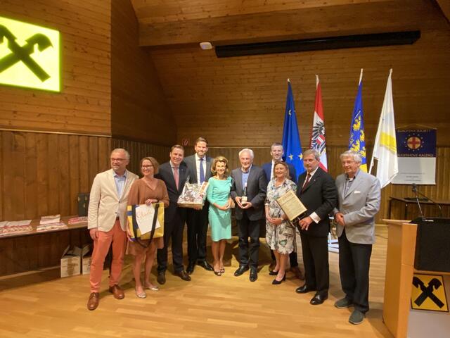 Direktor Helmut Wess, EU-Gemeinderätin Katharina Danninger, LAbg. Christoph Kaufmann, EU-Abg. Lukas Mandl-eh. Bundeskanzlerin Brigitte Bierlein, Völkerverständigungs-Präs. Josef Höchtl, Stadträtin Maresi Eder, dahinter Vizebgm. Roland Honeder, EU-Kommissar Johannes Hahn, und eh. LAbg. Willi Eigner | Foto: Michael Reichenauer