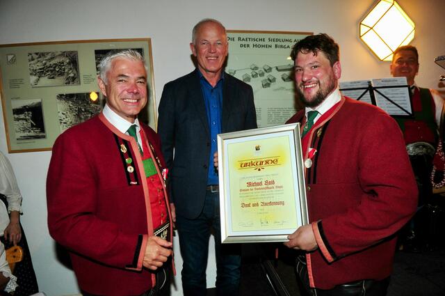 Beste Laune beim zweifach geehrten Obmann Michael Haid, bei BH Michael Kirchmair und bei Bez.-Stabführer Hands Prader. | Foto: Hassl